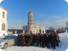 На фоне уникальной церкви Знамения Пресвятой Богородицы, которая была построена на рубеже XVII–XVIII веков