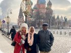 Выпускники университета с нашим экскурсоводом